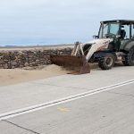 Arreglo con máquina camino entre las Caletas Corrales y San Agustín por dificultad para circular por arena que obstaculiza el camino.